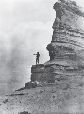 Edward S. Curtis, The Offering—San Ildefonso, ca. 1927, photogravure (LC-USZ62-61129, published in The North American Indian / Edward S. Curtis. [Seattle, Wash.]: Edward S. Curtis, 1907–30, Suppl. v. 17, pl. 586; Library of Congress)