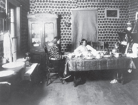 Richard Throssel, Interior of the Best Indian Kitchen on the Crow Reservation, 1910 (photo no. 4644, Smithsonian Institution, National Anthropological Archives)