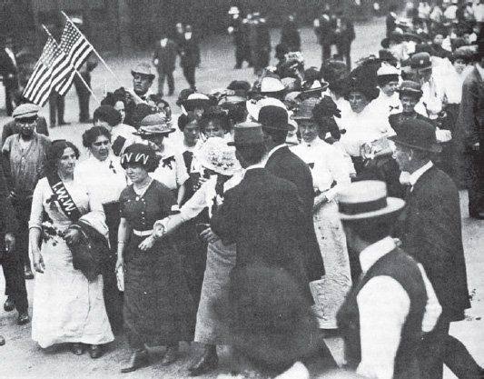 Strikers march up Fifth Avenue en route to Madison Square Garden, June 7, 1913 (UPI/Bettmann Newsphotos)