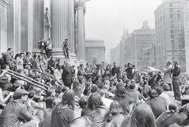 New York Art Strike, Metropolitan Museum, May 22, 1970 (photograph by Jan van Raay, copyright Jan van Raay)