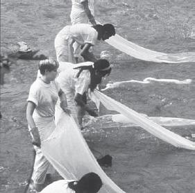 Kristin Caskey, Washing Silk, performance series on the banks of the Fu-Nan River, 1995 (Betsy Damon)