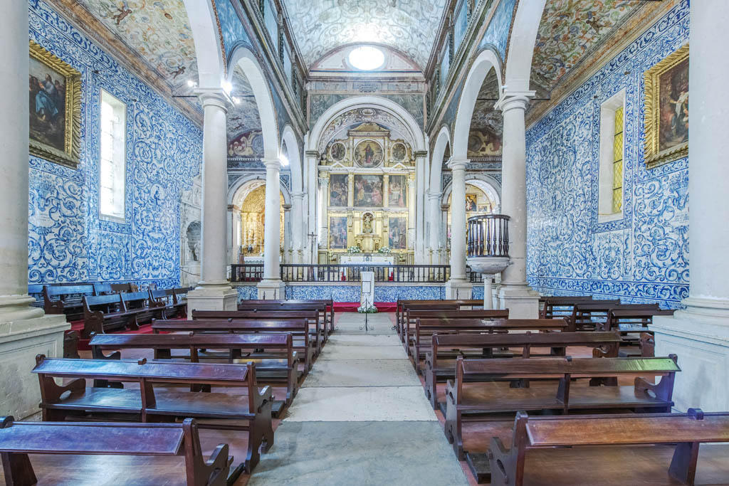 stock-photo-ornate-arches-and-pews-in-iglesia-de-santa-maria-obidos-leiria-portugal-142755241jpg