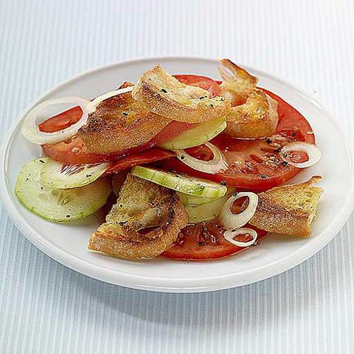 Brotsalat mit Gurken und Tomaten