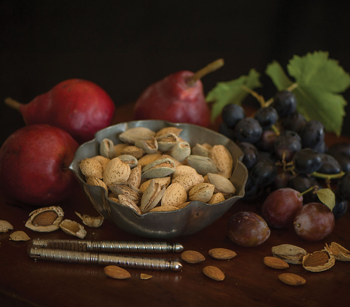 Photo of a bowl of almonds.