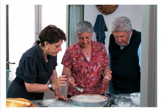 Chiara, Silvano ed io eravamo costanti visitatori in cucina quando Mamma e zia Teresa si mettevano alla preparazione dei dolci. Oggi continuiamo a prepararli come loro ci hanno insegnato.