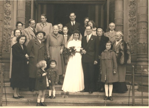 Die Hochzeitsgesellschaft von Elisabeth und Heinz Göring posiert auf den Treppen der Kirche für ein Gruppenfoto.