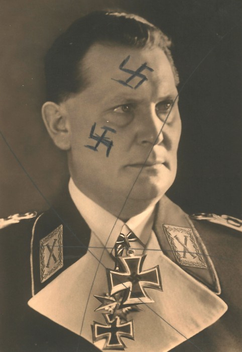 Ein Foto von Hermann Göring in Uniform. Nachträglich wurden Hakenkreuze auf das Gesicht von Hermann Göring gemalt.