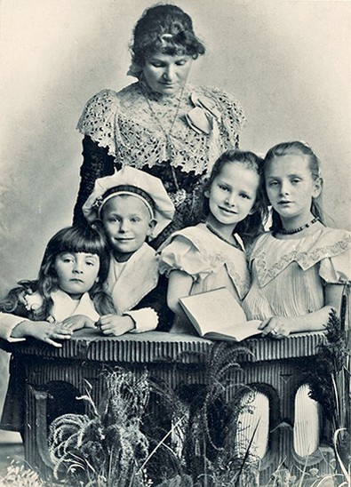 Die Kinder Albert, Hermann, Paula und Olga stehen nebeneinander aufgereiht, dahinter die Mutter Fanny Göring.