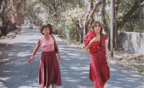 Elisabeth und Bettina Göring laufen in sommerlicher Kleidung eine Allee entlang.