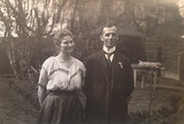 Ilse und Karl Ernst Göring stehen aufrecht nebeneinander im Garten.