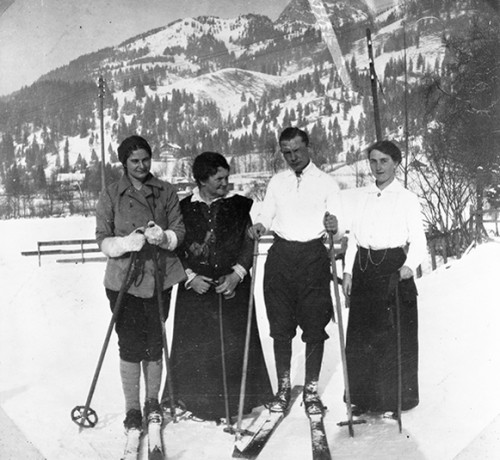 Ilse, Fanny und Hermann Göring stehen gemeinsam mit Fanny Graf auf Skiern in einer verschneiten Landschaft.