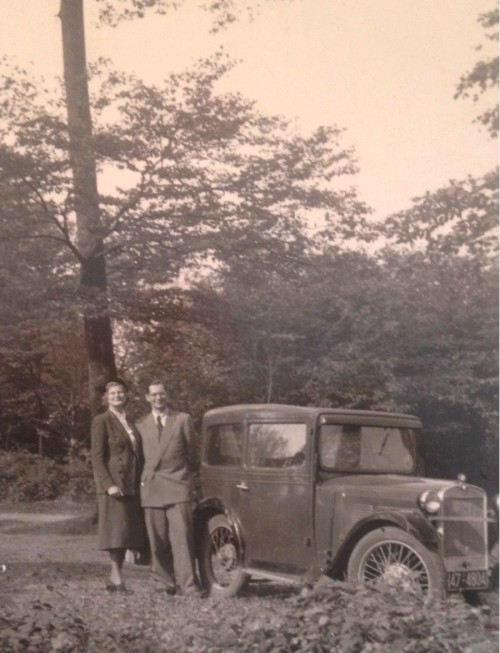 Heinz und Ilse Göring stehen von Natur umgeben vor ihrem Auto.