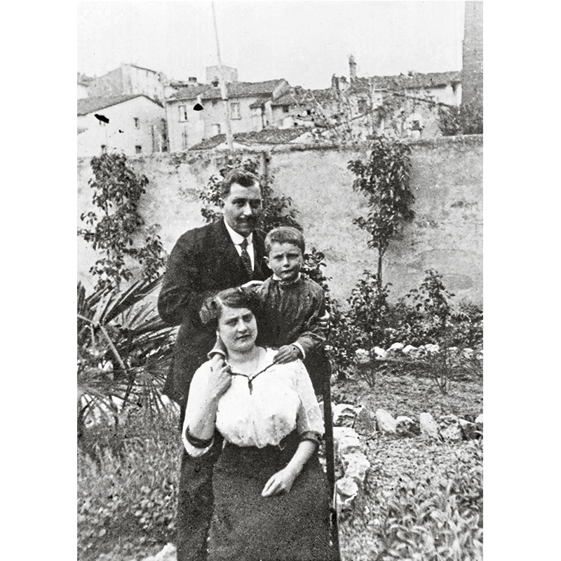 1915, con il padre, Sestilio Montanelli, e la madre, Maddalena Doddoli.