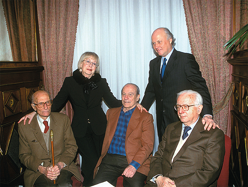 Febbraio 2001, Milano, al premio «È Giornalismo», con Natalia Aspesi, Giorgio Bocca, Giancarlo Aneri, Enzo Biagi (Franco Cavassi / AGF).