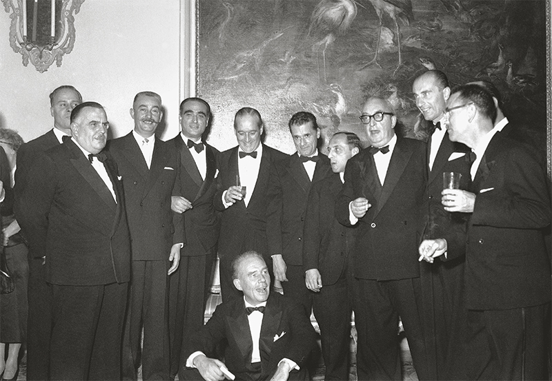 1953. Da sinistra: Salvo Randone, Achille Campanile, Carlo Manzoni, Luigi Barzini Junior, Maner Lualdi, Giovanni Mosca, Leo Longanesi, Orio Vergani, Indro Montanelli e Mario Soldati (LaPresse).