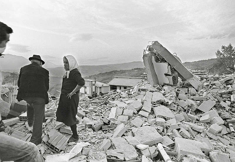 Novembre 1980, terremoto in Irpinia (Mondadori Portfolio/Adriano Alecchi).