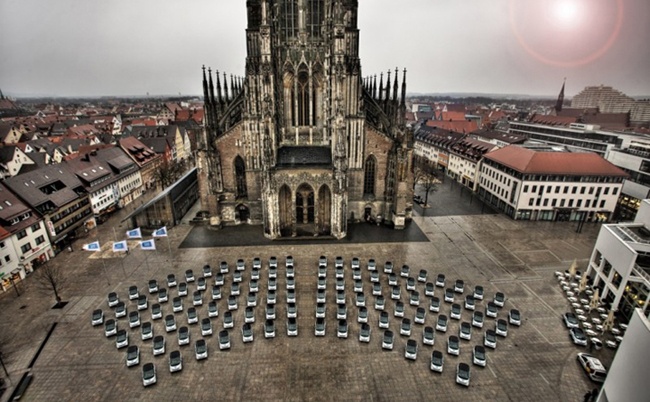 Launch des öffentlichen Pilotprojekts in Ulm: 100 Smarts von car2go präsentieren sich auf dem Münsterplatz.