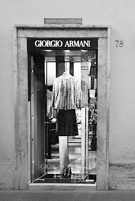  Diese Aufnahme stellt keine unzulässige Verwendung des Schriftzuges »Giorgio Armani« dar.