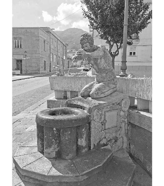 1.1 La fontana nella piazza di Molochio.