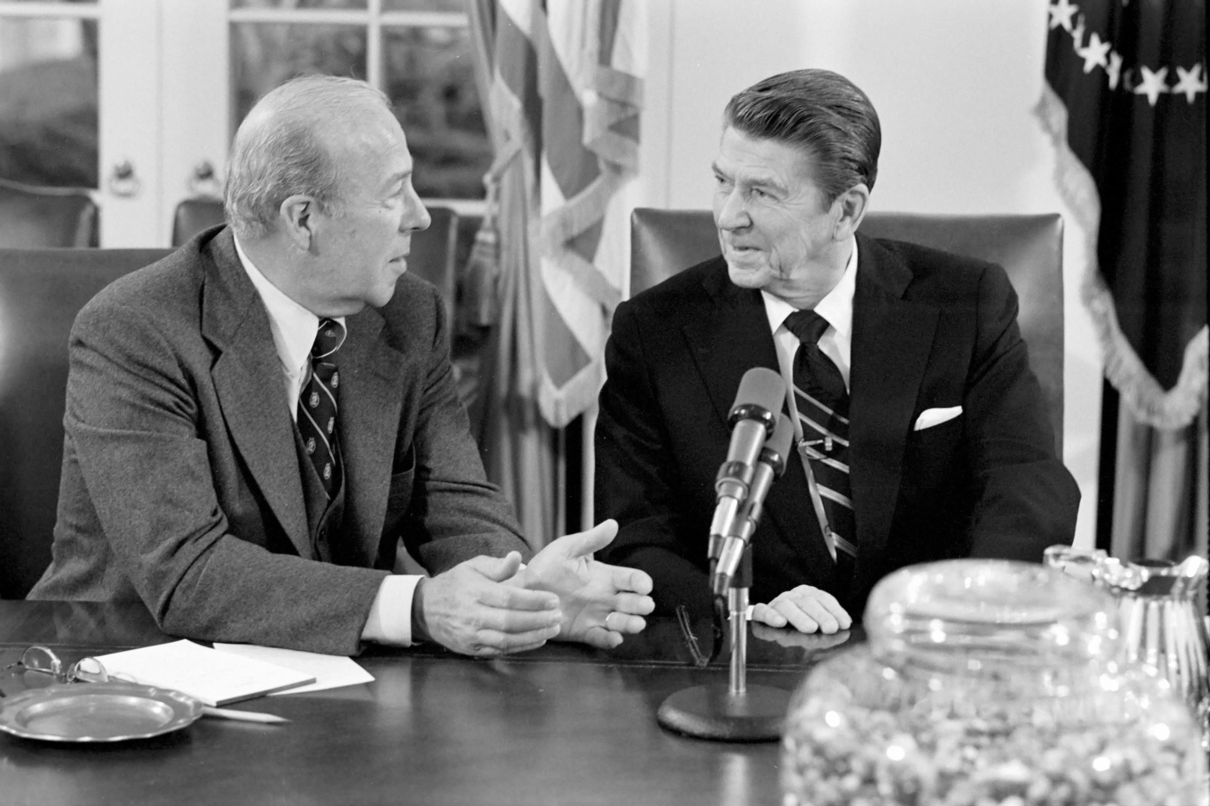 George Shultz with President Reagan at a meeting of the President’s Economic Policy Advisory Board, February 10, 1981. <i>Courtesy Ronald Reagan Library.</i>