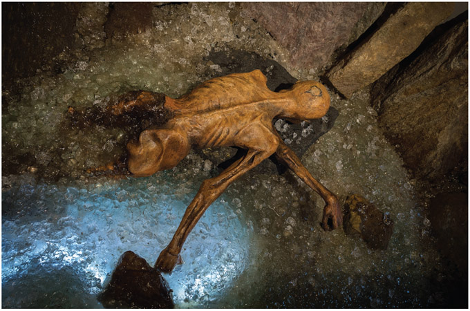 Figure 4.3. The moment of the discovery and recovery of Ötzi the Iceman, in 1991. Di Vienna Report Agency/Sygma/Corbis–http://ilfattostorico.com/2011/06/26/lultima-cena-di-oetzi/, Pubblico dominio, https://it.wikipedia.org/w/index.php?curid=4017159