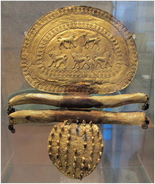 Figure 4.4. Great golden fibula from Regolini-Galassi tomb in Cerveteri now kept at the Etruscan Museum in Villa Giulia. By Sailko–Own work, CC BY-SA 3.0, https://commons.wikimedia.org/w/index.php?curid=30520908