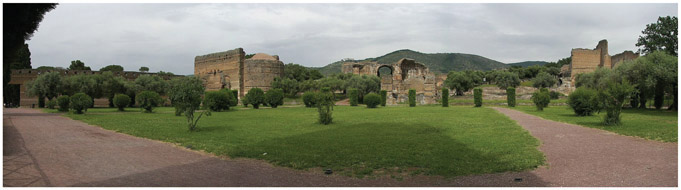 Figure 4.11. Villa Adriana, panoramic view of the area next to the Pecile, the Teatro Marittimo and the Thermae with Heliocaminus. gian luca bucci [CC BY 3.0 (https://creativecommons.org/licenses/by/3.0)]