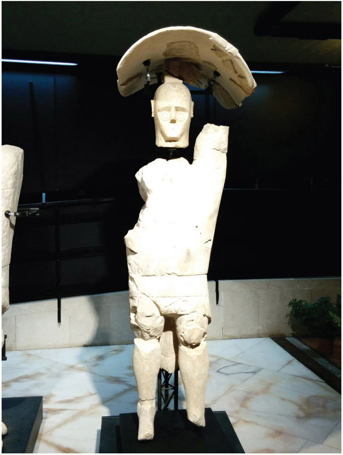 Figure 7.2. One of the Mont’e Prama giants, a warrior with a shield. Di Prc90–Opera propria, CC BY-SA 3.0, https://commons.wikimedia.org/w/index.php?curid=38340982