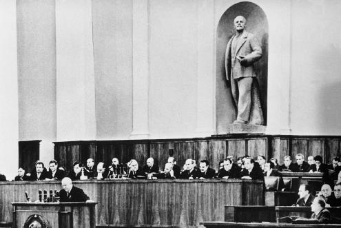 Nikita Chruščëv mentre prende la parola al XX Congresso del PCUS, Mosca, febbraio 1956.