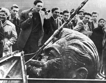 Daniel Sego oltraggia la statua di Stalin dopo averla abbattut a, Budapest, 1° dicembre 1956.