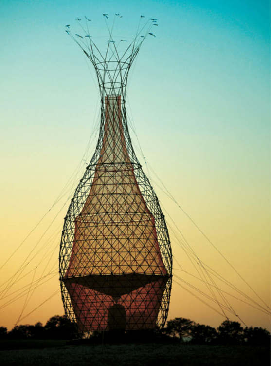 Un’immagine del Warka Water progettato da Arturo Vittori. È una struttura in grado di produrre acqua per condensazione dell’umidità atmosferica.