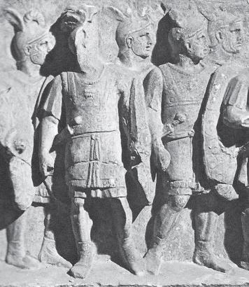 Legionari romani in un bassorilievo del I secolo rinvenuto a Cuma.