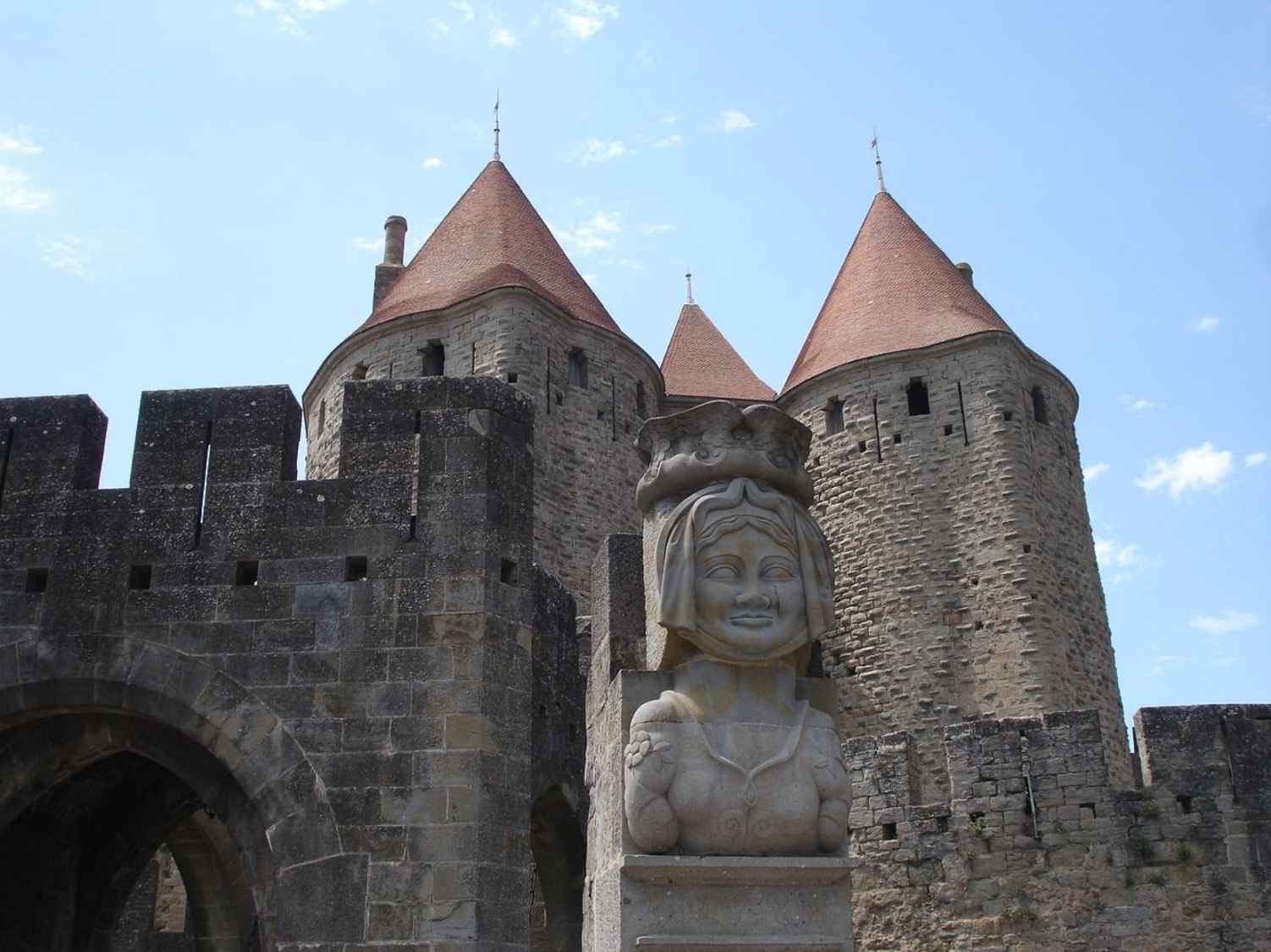 https://upload.wikimedia.org/wikipedia/commons/thumb/4/4d/France_cite_carcassonne_dame_carcas.jpg/1280px-France_cite_carcassonne_dame_carcas.jpg