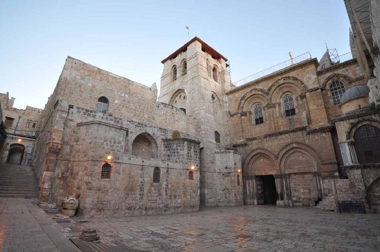 https://upload.wikimedia.org/wikipedia/commons/0/01/The_Church_of_the_Holy_Sepulchre-Jerusalem.JPG