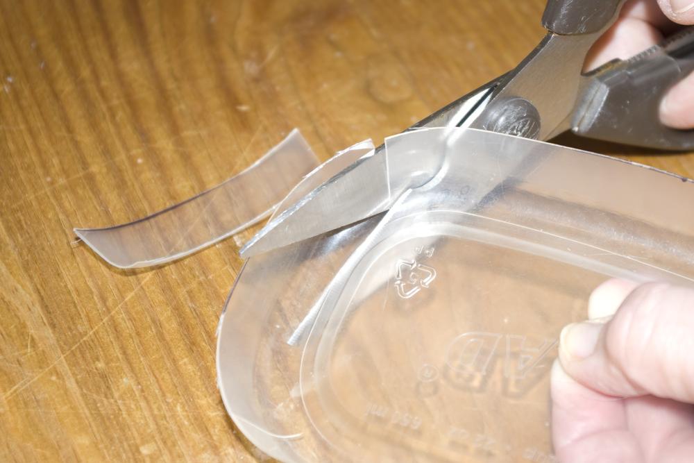 Removing the ends from the gel casting tray