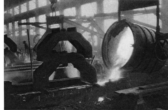 POURING, IN AN IRON FOUNDRY