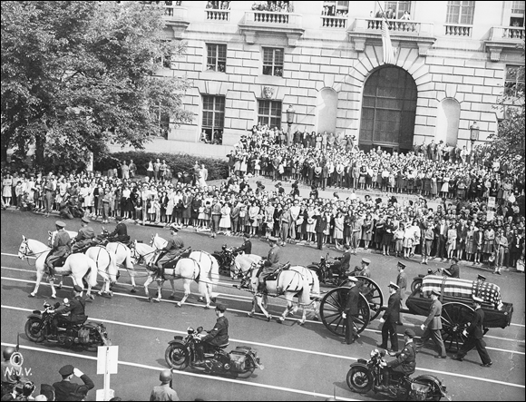 Photo depicts the funeral procession of the president Roosevelt.