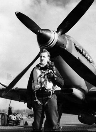 Tage Ståhlenberg with his Spitfire