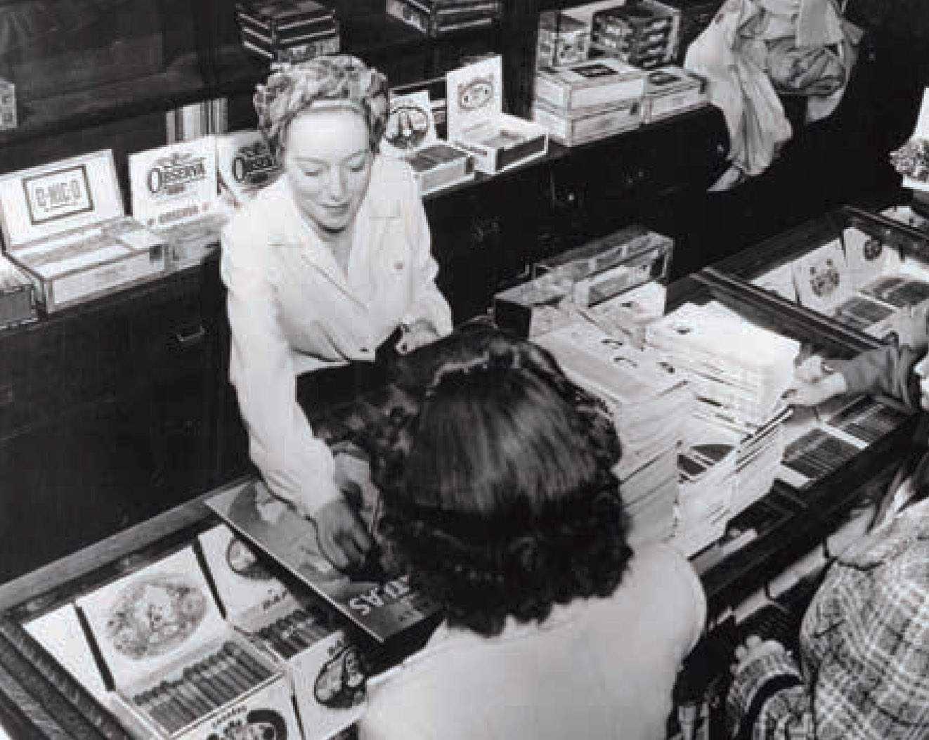 Evelyn Keyes selling cigarettes and cigars at Schwab’s, 1949.