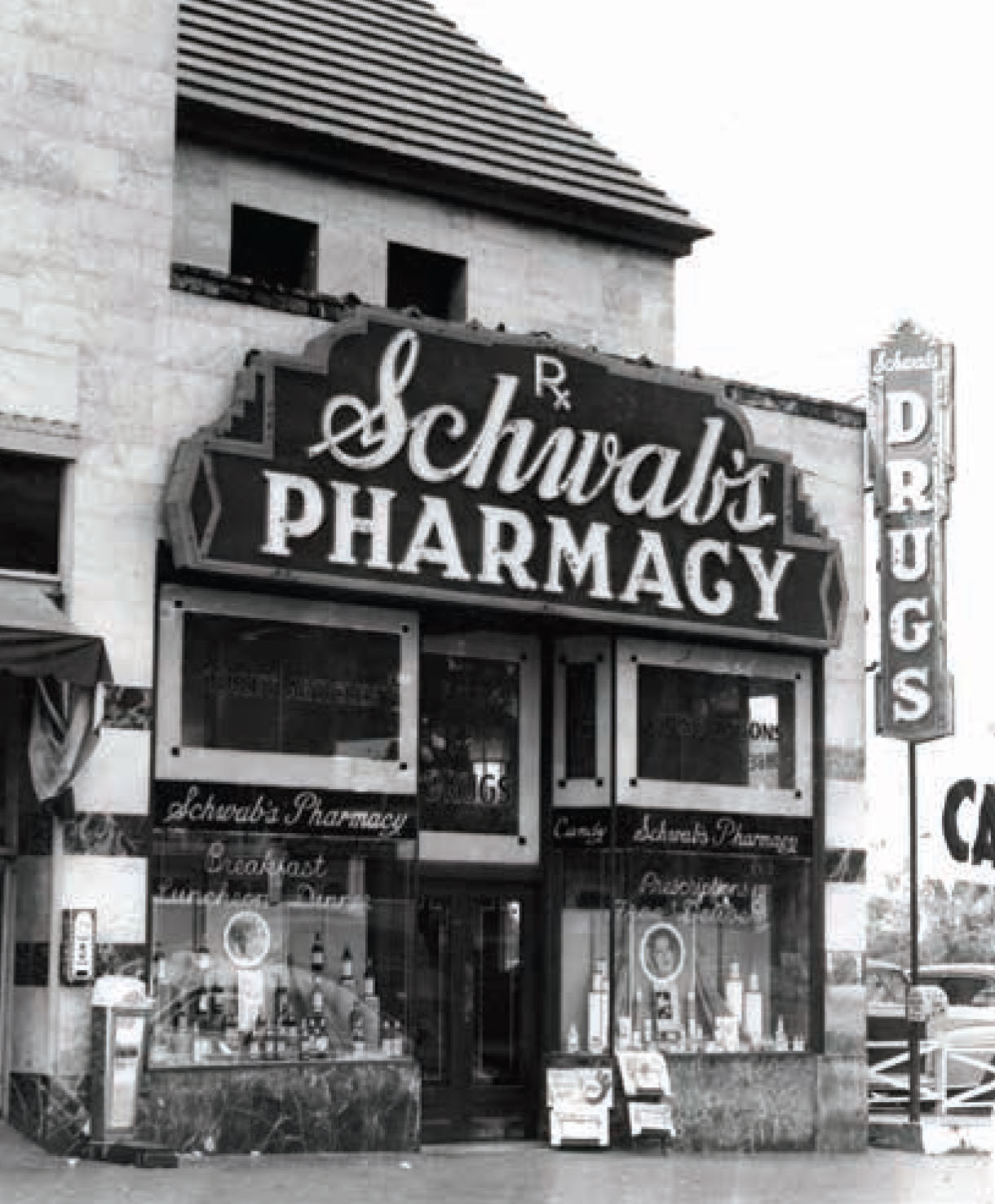 A rare quiet moment outside Schwab’s, 1949.