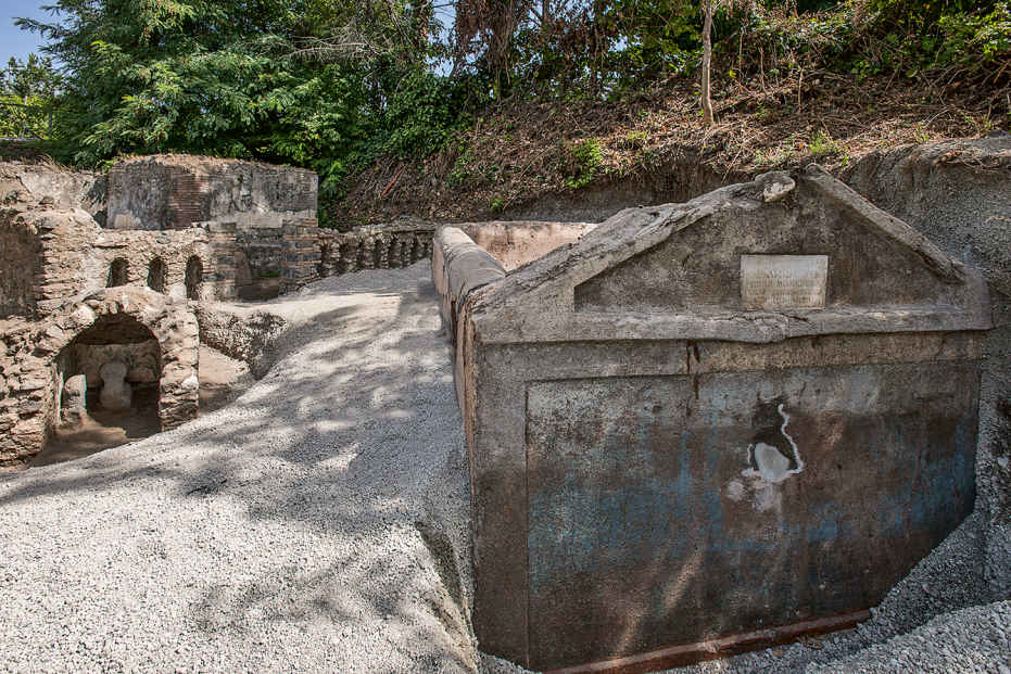 28a – Die Fassade des Grabes von Marcus Venerius Secundio vor dem Sarno-Tor. Der blaue Grund der Bemalung lässt sich erahnen, die dargestellten Pflanzen sind größtenteils verblasst.