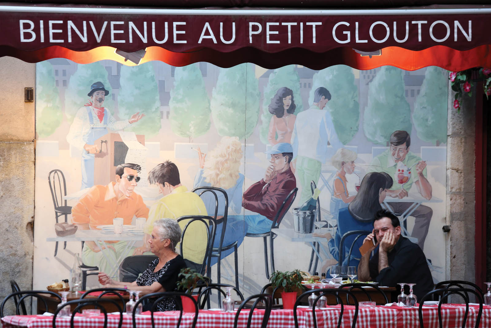 Photo of a mural at an outdoor café.