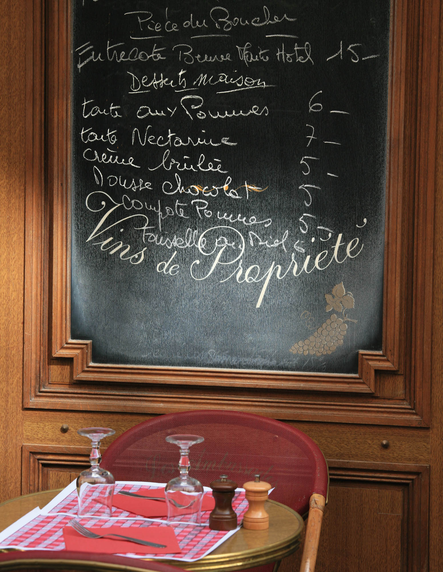 Photo of a menu in a French café.