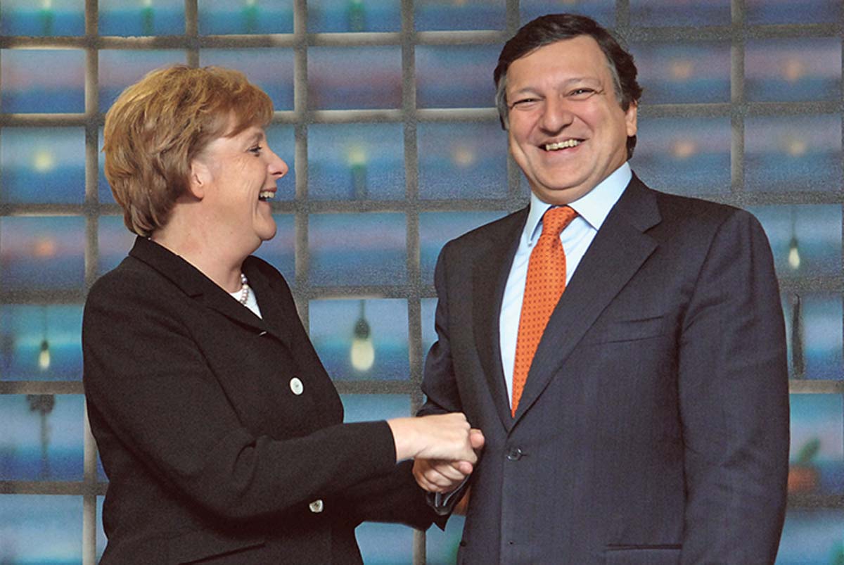 Angela Merkel blickt lachend José Manuel Barroso an, seine Hand haltend, er blickt lachend in die Kamera