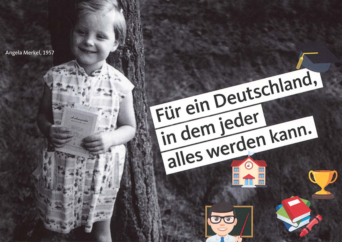 Angela Merkel als kleines Mädchen, in einem ärmellosen Kleid, vor einem Baum stehend. Auf dem Foto der Slogan "Für ein Deutschland, in dem jeder alles werden kann." Darunter gezeichnete Symbole: Bücher, Mann vor einer Tafel mit Zeigestock, Gebäude, Pokal