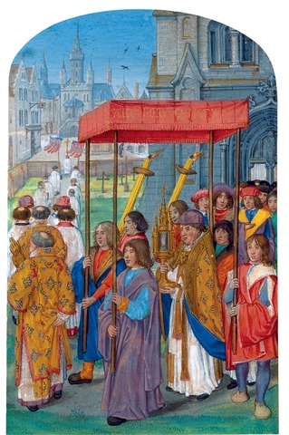 La procession de la Fête-Dieu sort d’une église.