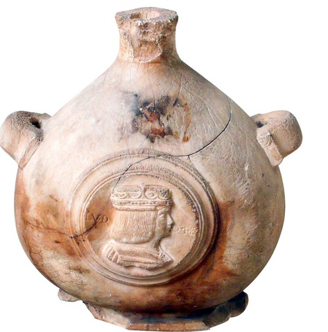 Vase en forme de gourde de pèlerin, orné d’un profil (très probablement celui du roi Louis XII).