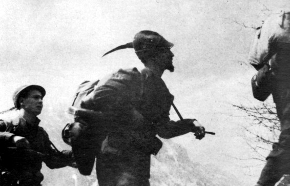 00_Ottobre_1944_Alpini_in_marcia_confine_Francia