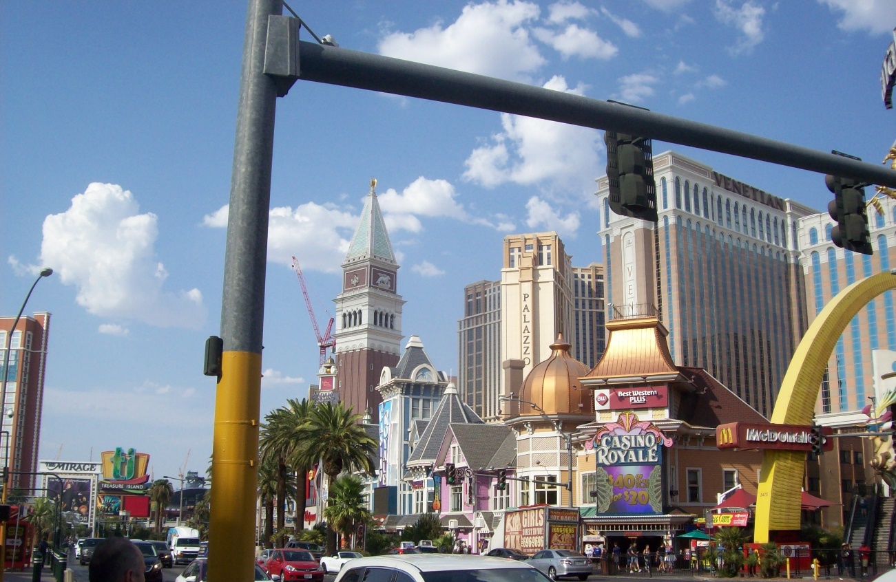 A traffic light on a city street Description automatically generated