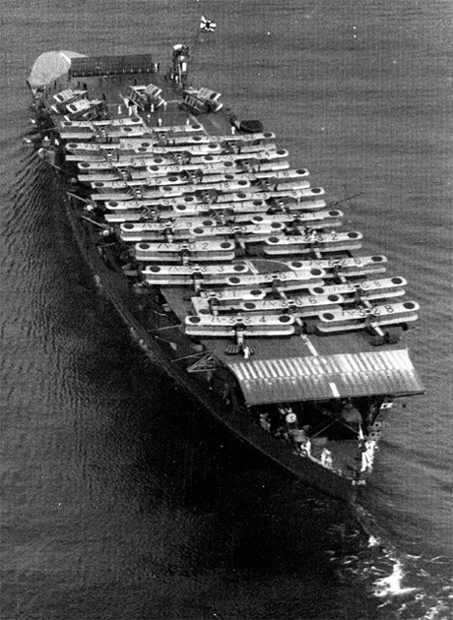 Photo. 4-1. The aircraft carrier Akagi entering Ōsaka Bay, 15 October 1934, with Mitsubishi B1M1 (Type 13) and Mitsubishi B2M1 (Type 89) carrier attack aircraft aboard